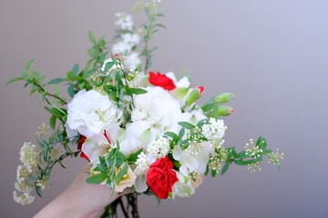 白と赤の花束