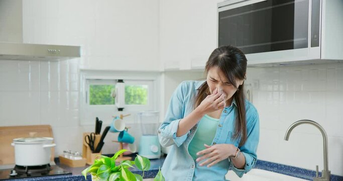 woman smell stinky in kitchen