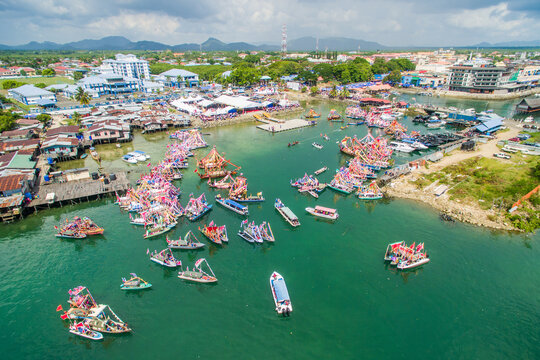 SEMPORNA SABAH, MALAYSIA - APR 22, 2017: Traditional Bajau's boat called Lepa-Lepa decorated with colorfull Sambulayang flag during Regatta Lepa in Semporna.