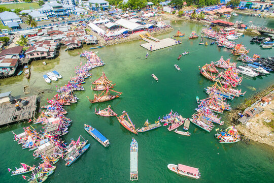 SEMPORNA SABAH, MALAYSIA - APR 22, 2017: Traditional Bajau's boat called Lepa-Lepa decorated with colorfull Sambulayang flag during Regatta Lepa in Semporna.