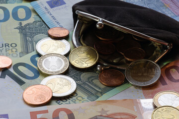 Geldbörse mir Euro Münzen und Banknoten