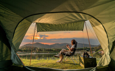 Aziatische vrouw reizen en kamperen alleen in natuurpark in Thailand. Recreatie en reis outdoor activiteit levensstijl.