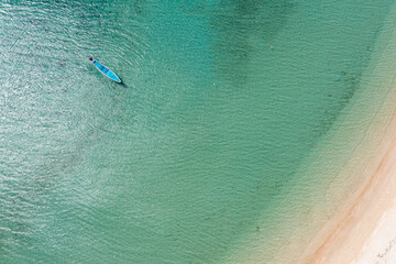 ドローンで撮影した、晴れた日の沖縄のビーチです。
