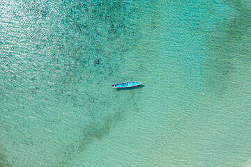ドローンで撮影した、晴れた日の沖縄のビーチです。