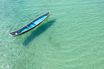 ドローンで撮影した、晴れた日の沖縄のビーチです。