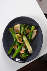 Verduras a la parrilla sobre plato negro. Grilled vegetables on black plate.