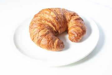 Cruasán de cerca sobre fondo blanco, pastelería. Croissant close up on white background, pastry.