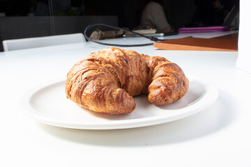Croissant de cerca sobre fondo blanco, pastelería. Croissant close up on white background, pastry.