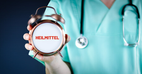Heilmittel. Arzt zeigt Wecker/Uhr mit Text. Hintergrund blau.