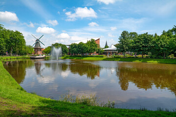 Fototapeta na wymiar Papenburg (Emsland) Stadtpark mit Windmühle