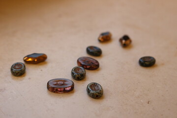 glasperlen und marmor