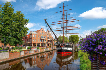 Papenburg (Emsland) Innenstadt mit Museumsschiff