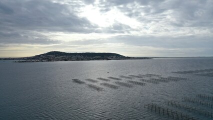 survol du bassin de Thau  et parc à huitres et zone conchylicole en Occitanie