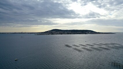 Fototapeta premium survol du bassin de Thau et parc à huitres et zone conchylicole en Occitanie