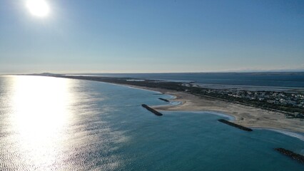 Survol de Sète, de l'étang de Thau et des plages du Languedoc dans le sud de la France