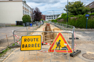 Chantier de voirie et réseaux. Panneau Route barrée. Signalétique Sens interdit et travaux