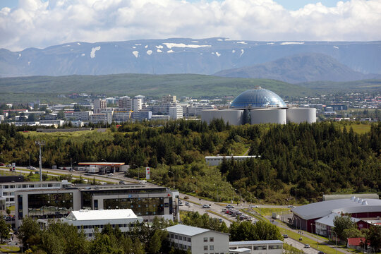Blick &uuml;ber die isl&auml;ndische Hauptstadt Reykjavik mit dem Warmwasserspeicher Perlan vom Turm der Hallgrimskirkja