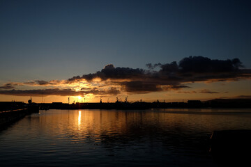 Sonnenuntergang über dem Alten Hafen von Reykjavik