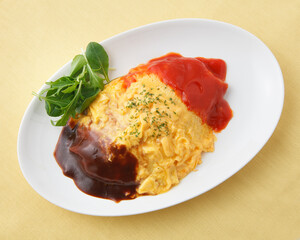 オムライス　（デミグラスソース　ケチャプソース掛け）