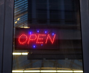 OPen. Néon rouge sur vitrine.