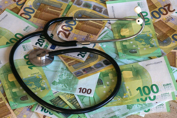 Stethoskop und Euro-Geldscheine