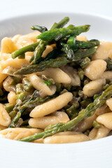 Piatto di deliziosi cavatelli con asparagi selvatici, Cucina Italiana 