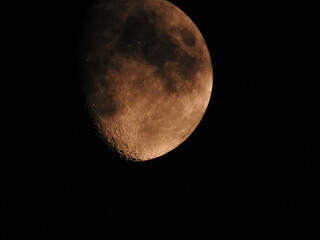 La luna nelle tenebre