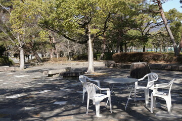 Fototapeta na wymiar テーブルと椅子がある公園