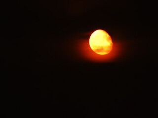 La luna  rossa nelle nuvole