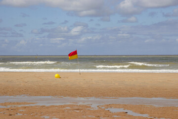 rot gelbe flagge am strand
