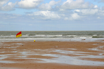 rot gelbe flagge am strand