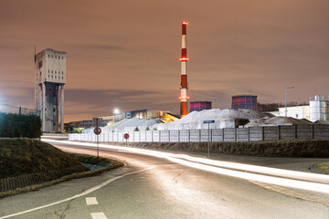 wieża wyciągowa w zlikwidowanej kopalni węgla kamiennego Moszczenica w Jastrzębiu Zdroju nocą