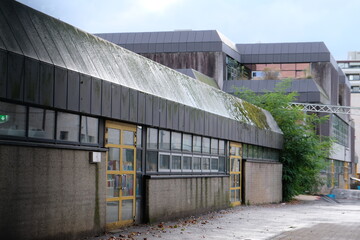 Fototapeta na wymiar FU 2020-10-03 Schule 11 Gebäude mit Fenstern und schrägem schwarzen Dach