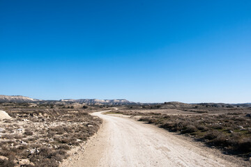 Cruzando las montañas a través de una carretera de arena