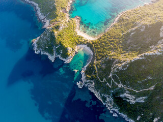 Luchthommelmening van beroemd porto timoni-strand in afionasdorp corfu, griekenland