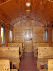 Wnętrze starego, zabytkowego, osobowego wagonu kolejowego.