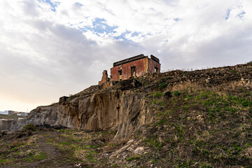 Fototapeta premium ruined castle in the canary islands in ruins with beautiful colors ruins of a bygone era of the canary islands with red colors known as the tojo de jinamar castle with ancient architecture