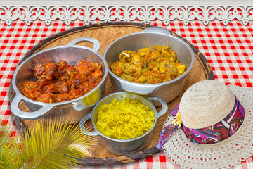 Plats créoles typiques de la Réunion, saucisses boucané, cari poisson, riz safrané 