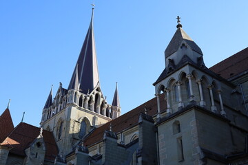 Fototapeta na wymiar La cathédrale protestante Notre Dame de Lausanne, construite au 13eme siècle, vue de l'extérieur, ville de Lausanne, canton de Vaud, Suisse