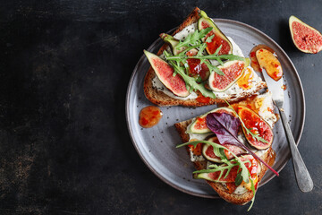 Sanwich toast with figs on cream cheese