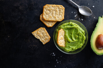 Mashed avocado with crackers
