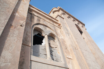 Bari, Fiera del Levante, ingresso monumentale, colonne finestra lato sinistro in fase di restauro, Bari, Puglia, Italia, Sud