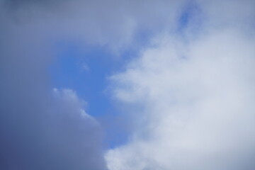 Wolken Himmel bei Tag mit dichtender bis teils heiterer Bewölkung, Wetterstimmung und Vorhersage des Wetters