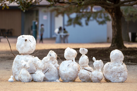 東京都新宿区の公園に作られた雪だるま