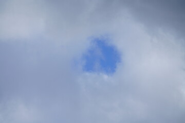 Wolken Himmel bei Tag mit dichtender bis teils heiterer Bewölkung, Wetterstimmung und Vorhersage des Wetters