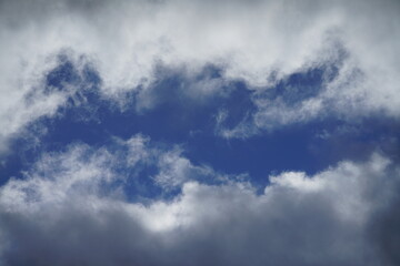 Wolken Himmel bei Tag mit dichtender bis teils heiterer Bew&ouml;lkung, Wetterstimmung und Vorhersage des Wetters