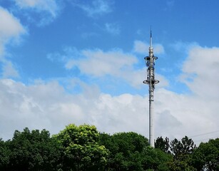 Obraz premium Large lightning rod tower against a blue sky background