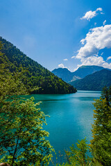 Fototapeta na wymiar Beautiful lake with mountains in the background