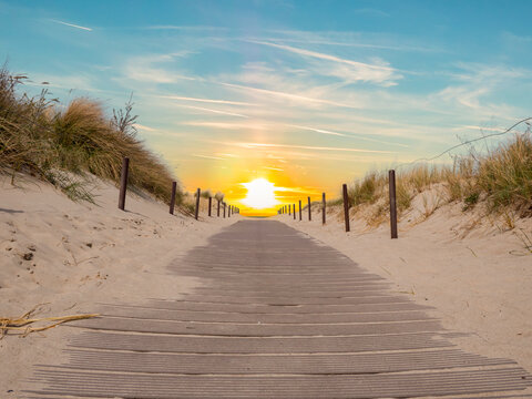 Strandweg mit Sonnenuntergang an der Ostsee