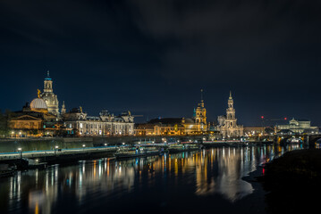 Fototapeta na wymiar Das Stadtpanorama von Dresden bei Nacht
